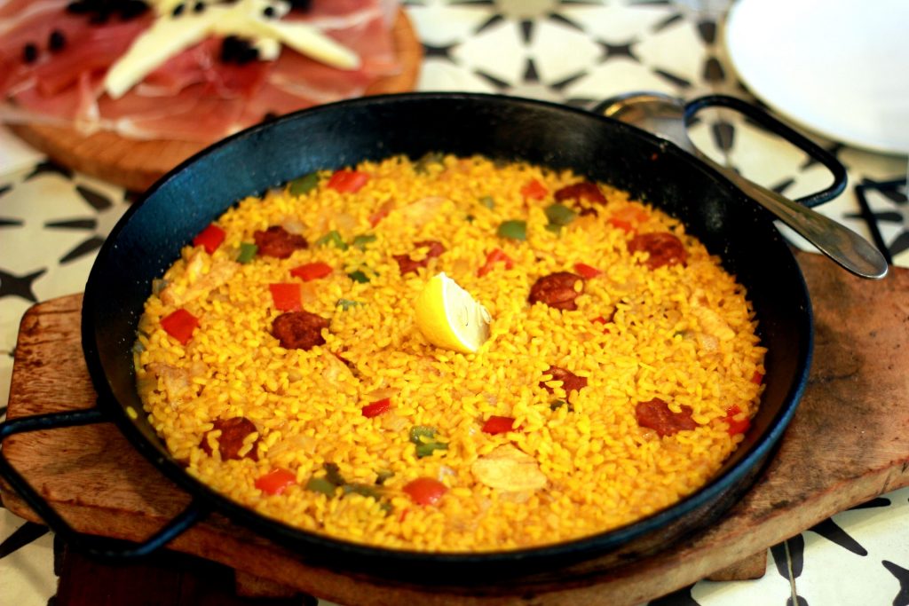 Paella au poulet, chorizo et poisson